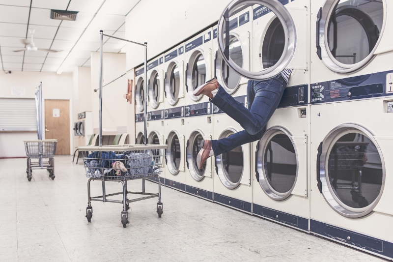 magasin-ST JEANNET-min_people-woman-laundry-laundromat-interior-design-art-946996-pxhere.com